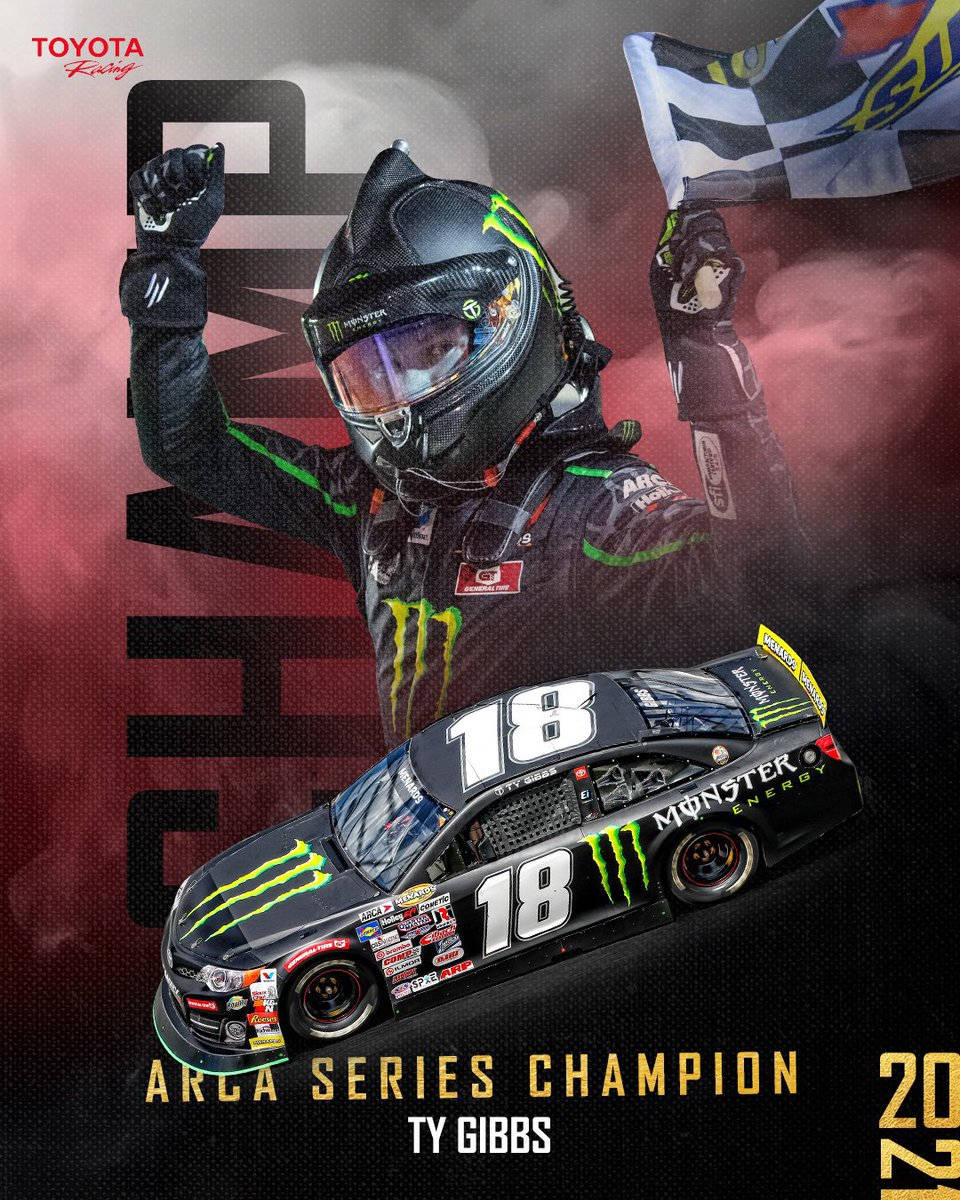 Ty Gibbs 用他的 #18 賽車和方格旗慶祝 ARCA 系列錦標賽勝利。