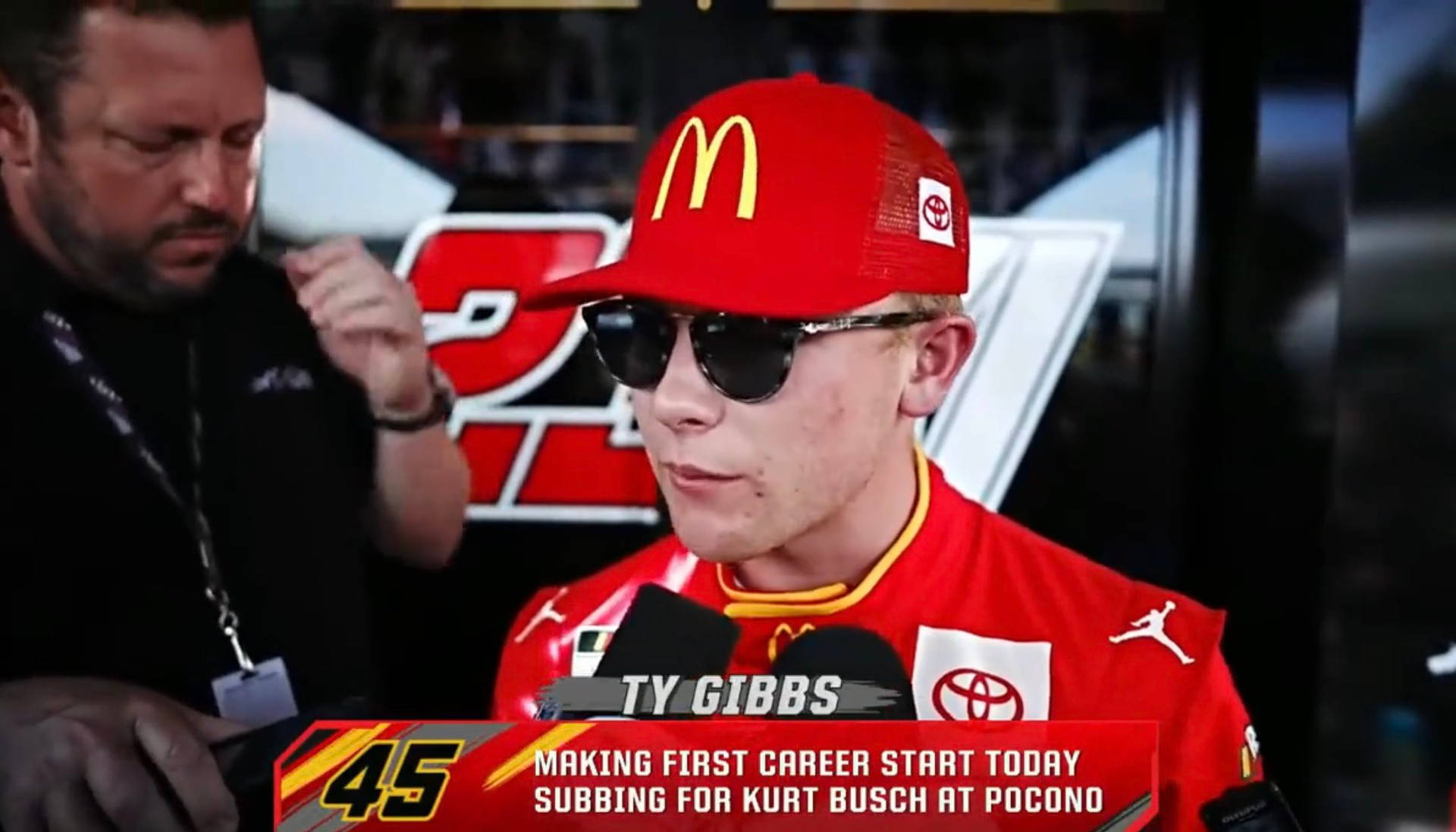 NASCAR車手Ty Gibbs戴著麥當勞帽子和太陽眼鏡在Pocono賽道上接受採訪。