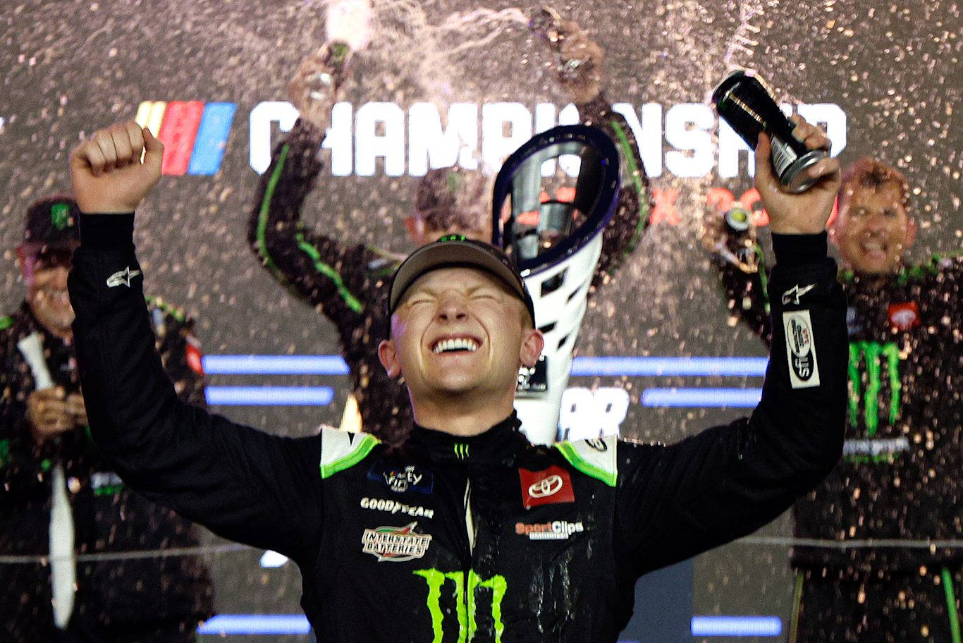 NASCAR車手在五彩紙屑飄落中慶祝錦標賽勝利