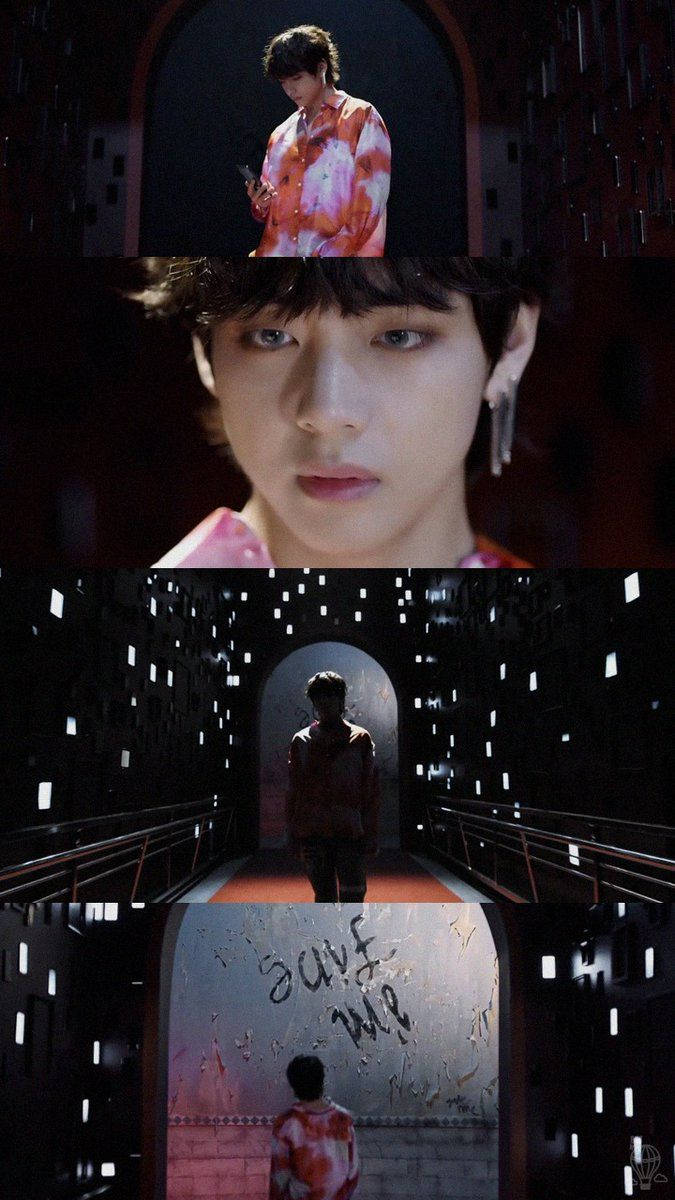 泰亨《Fake Love》 壁紙 — 一個穿著紮染襯衫的年輕男子站在一個黑暗、發光的走廊裡，牆上寫著「save me」。