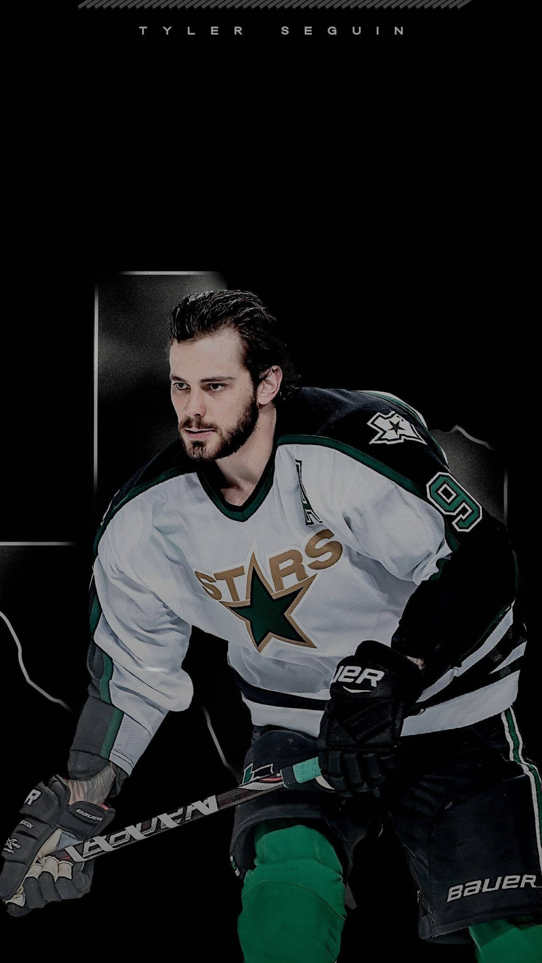 泰勒·塞古因 加拿大冰球明星 動作瞬間 壁紙 — 冰球運動員 Tyler Seguin 身穿達拉斯星隊球衣，在深色背景下蹲伏，緊握球棍，神情專注。