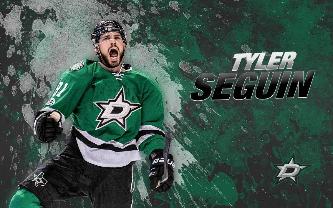 泰勒·塞古因達拉斯星隊隊徽海報藝術 壁紙 — 冰球運動員 Tyler Seguin 身穿綠色達拉斯星隊球衣，在濺滿綠色和灰色的背景上激烈咆哮。