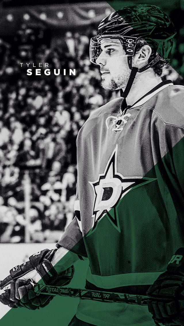 泰勒·塞古因黑白數位粉絲藝術 壁紙 — 冰球運動員 Tyler Seguin 身穿達拉斯星隊裝備，專注地站在冰上，身後是模糊的人群。