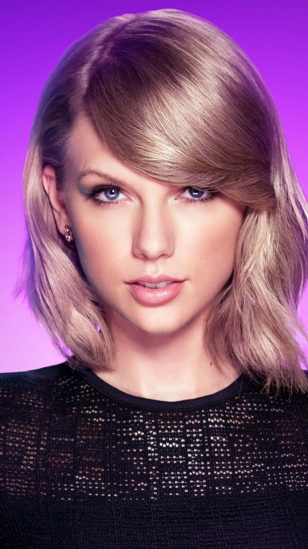 Taylor Swift 的攝影棚肖像，金髮和紫色背景。