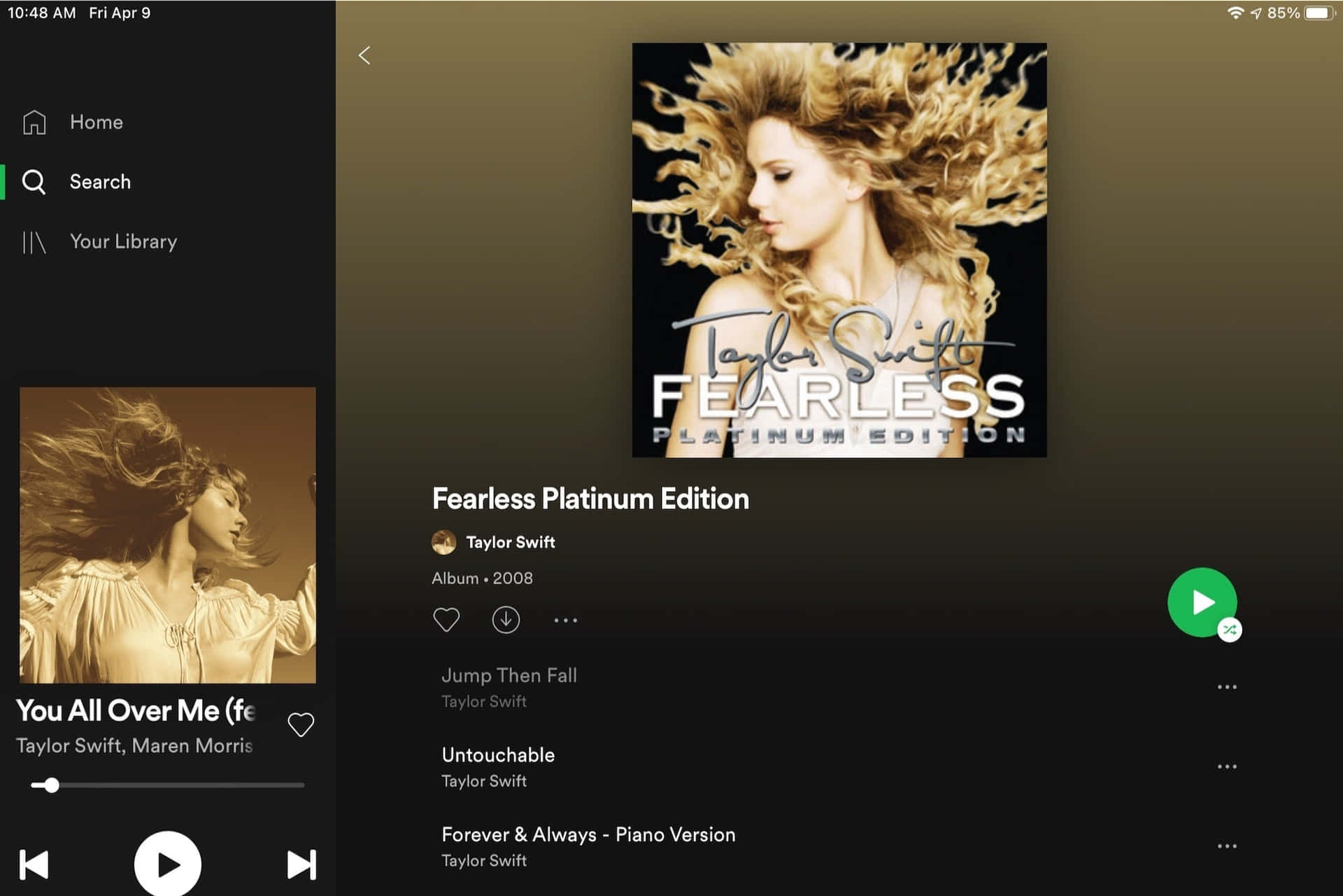 Taylor Swift 的 Fearless Platinum Edition 專輯封面，流動的金色頭髮。