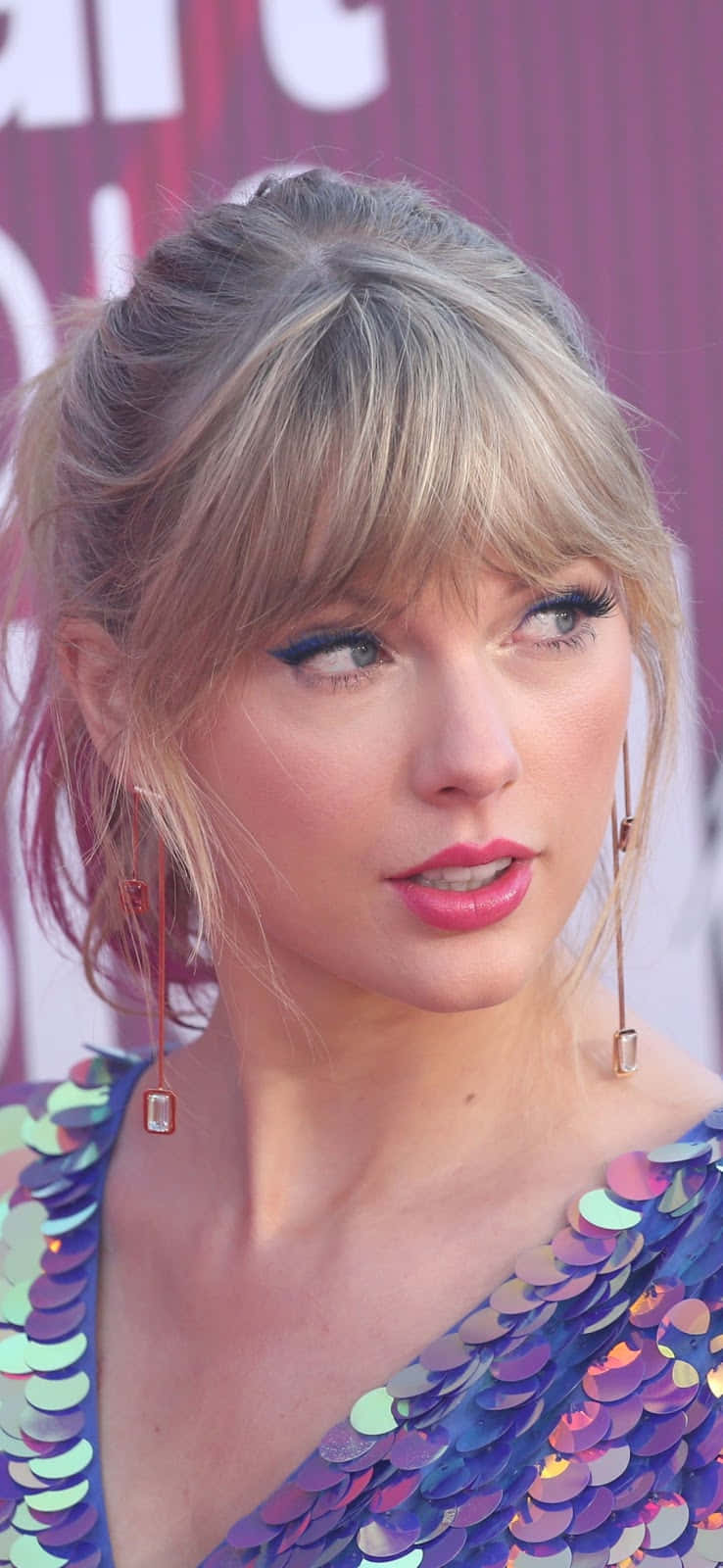 Taylor Swift 在紅地毯活動中穿著亮片連衣裙。