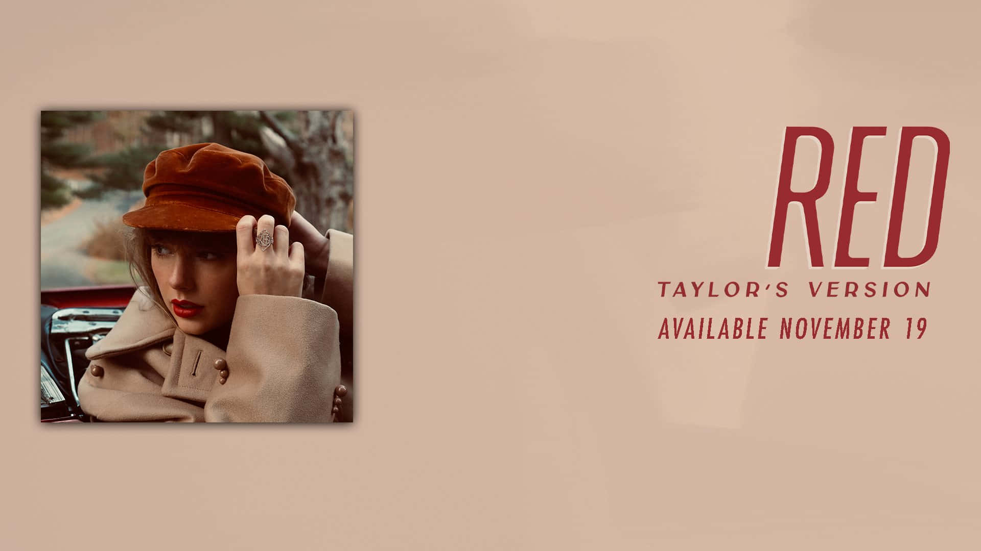 Taylor Swift 戴著棕色帽子和米色外套，紅唇從紅色汽車中探出身子。