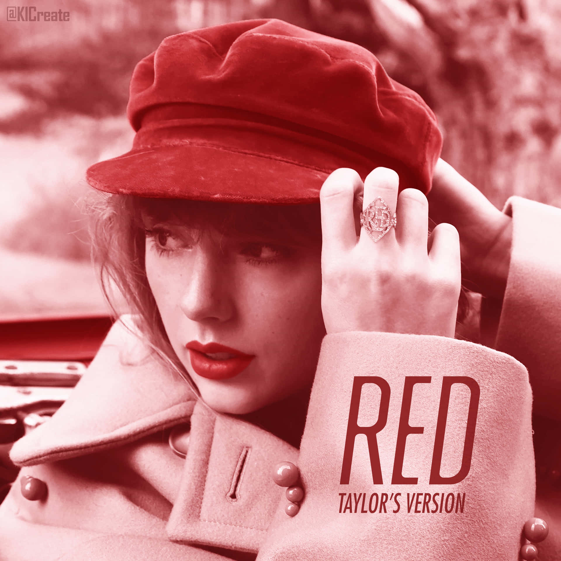 戴紅色帽子和外套、戴戒指的女性，專輯《Red Taylor's Version》封面。