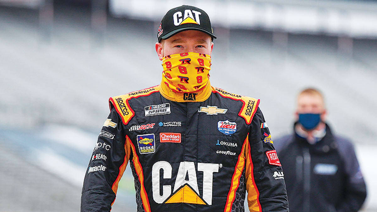 NASCAR車手身穿CAT裝備和口罩站在賽道上