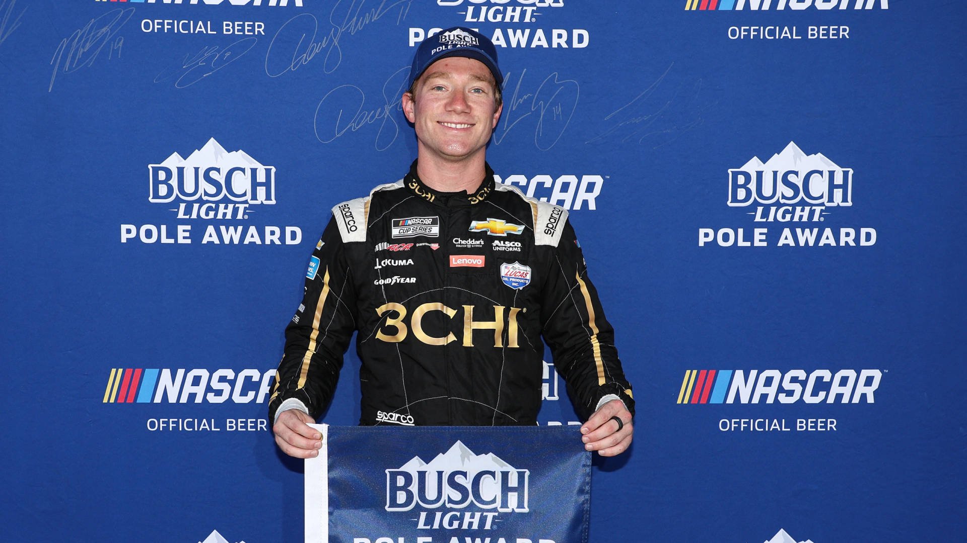 NASCAR車手在記者會上舉著Busch Light Pole Award標誌牌。
