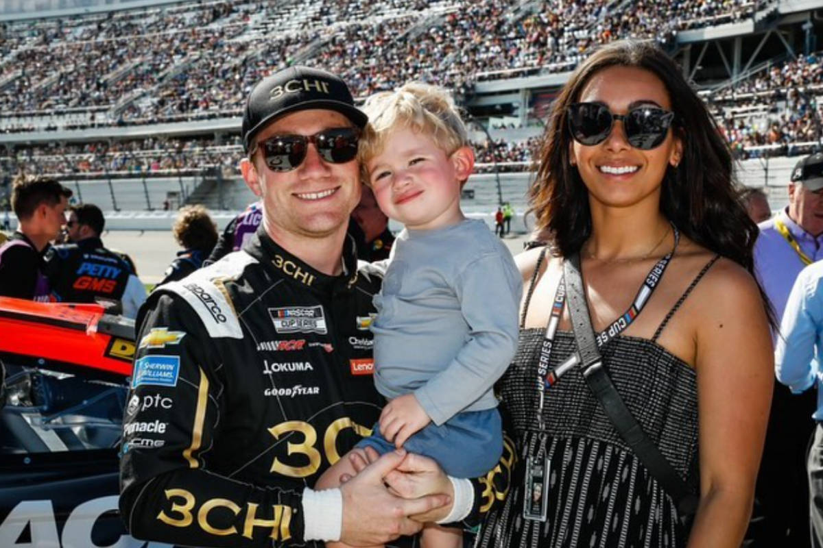 NASCAR車手與妻子和年幼的兒子在賽道活動中。