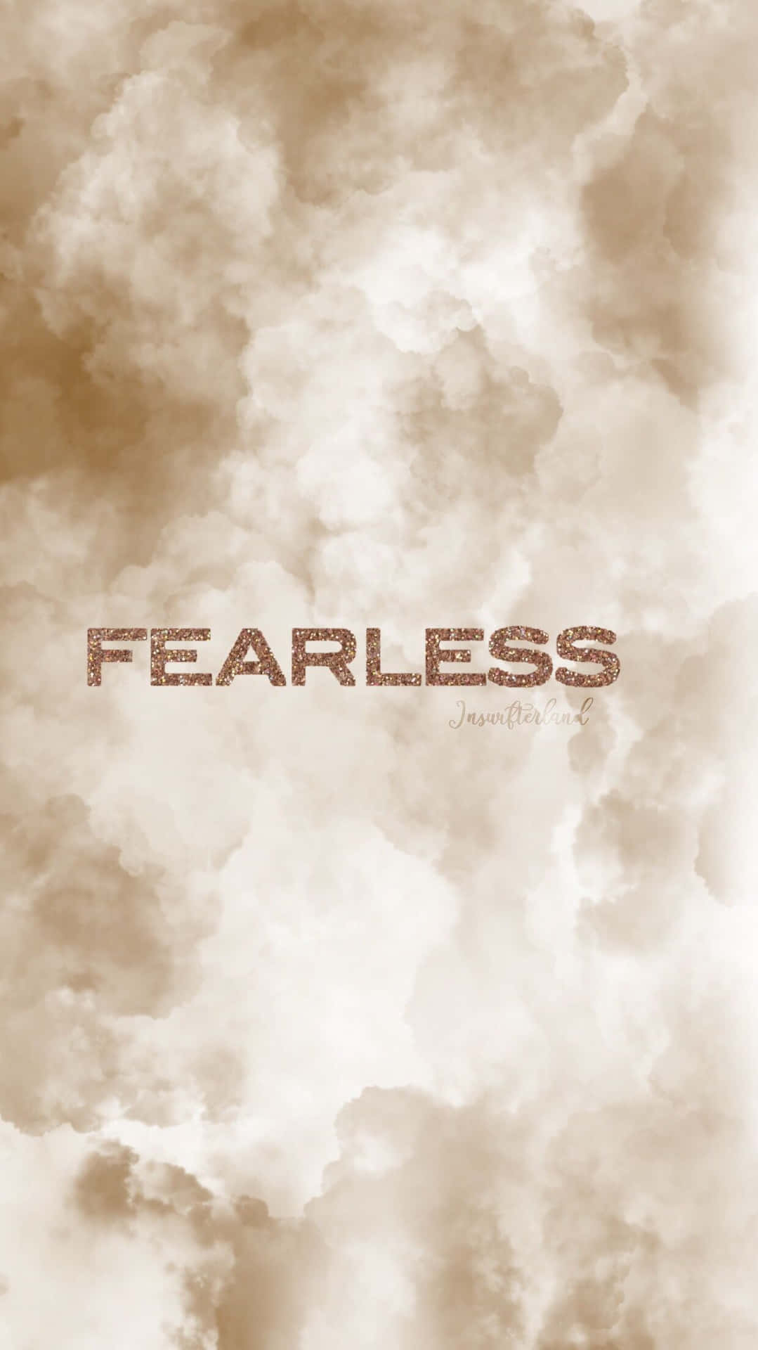 喺柔和雲層背景上閃爍古銅色嘅「fearless」文字。