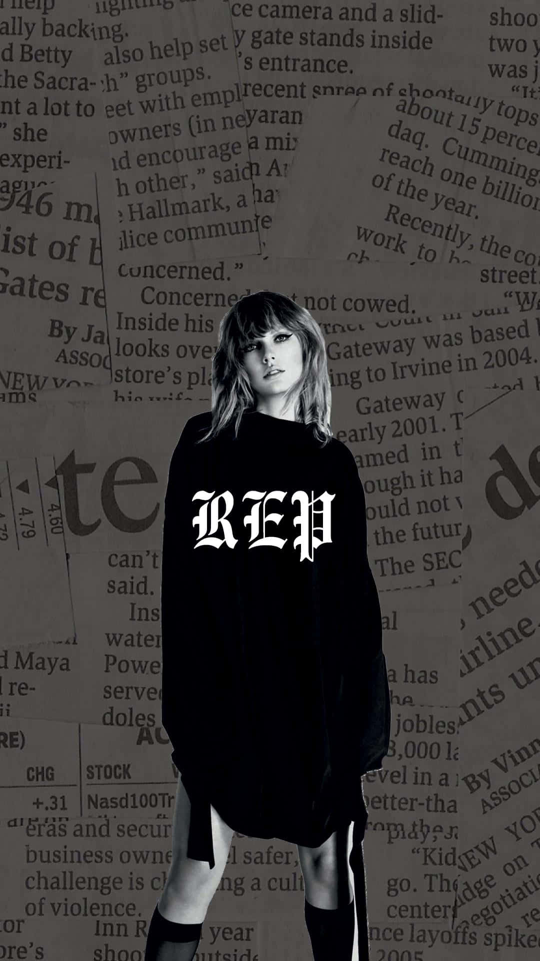 身穿黑色毛衣帶有「REP」文字的女性，背景為報紙。