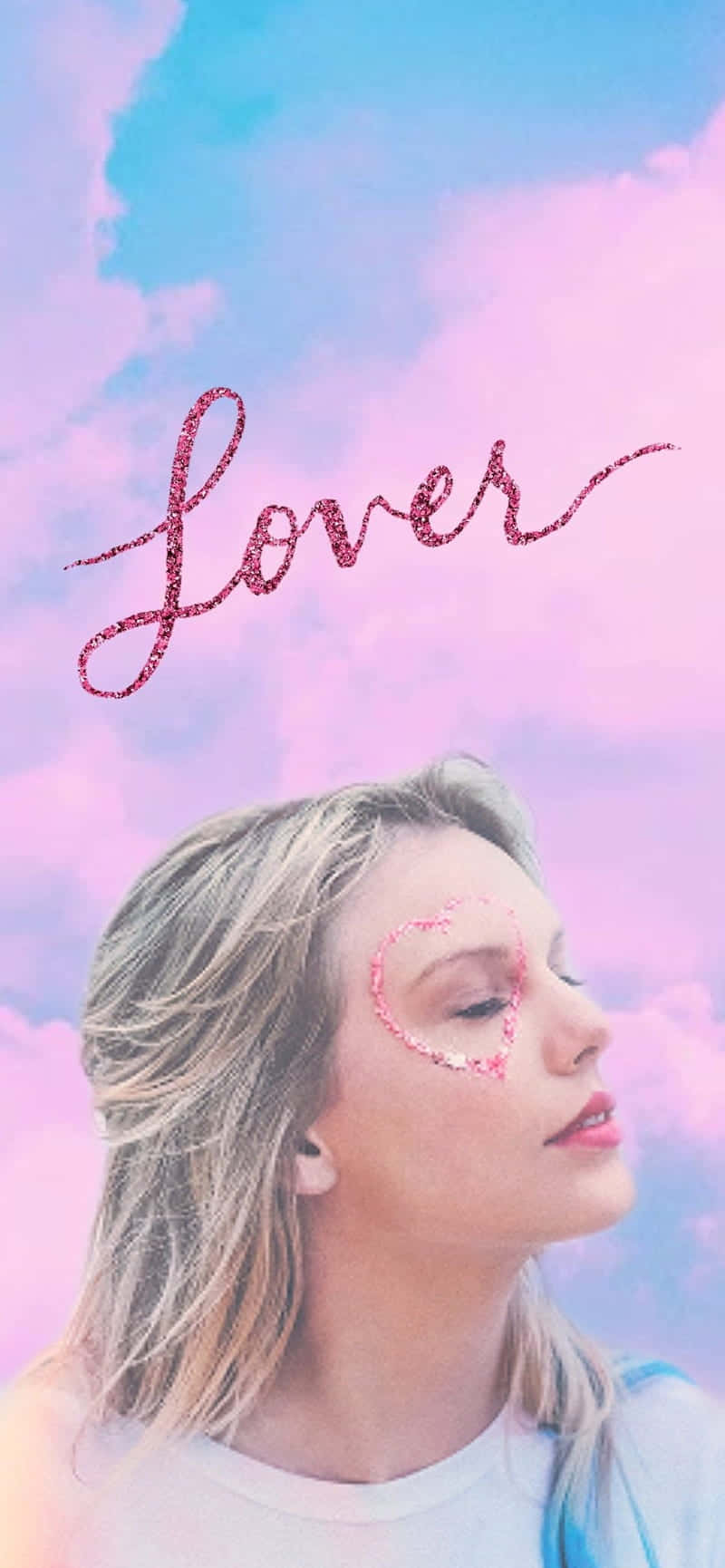 泰勒絲《Lover》專輯靈感圖像 壁紙 — 一位女士臉頰上有閃爍的心形圖案，仰望夢幻的粉藍色天空，上面有閃爍字體的'Lover'字樣。