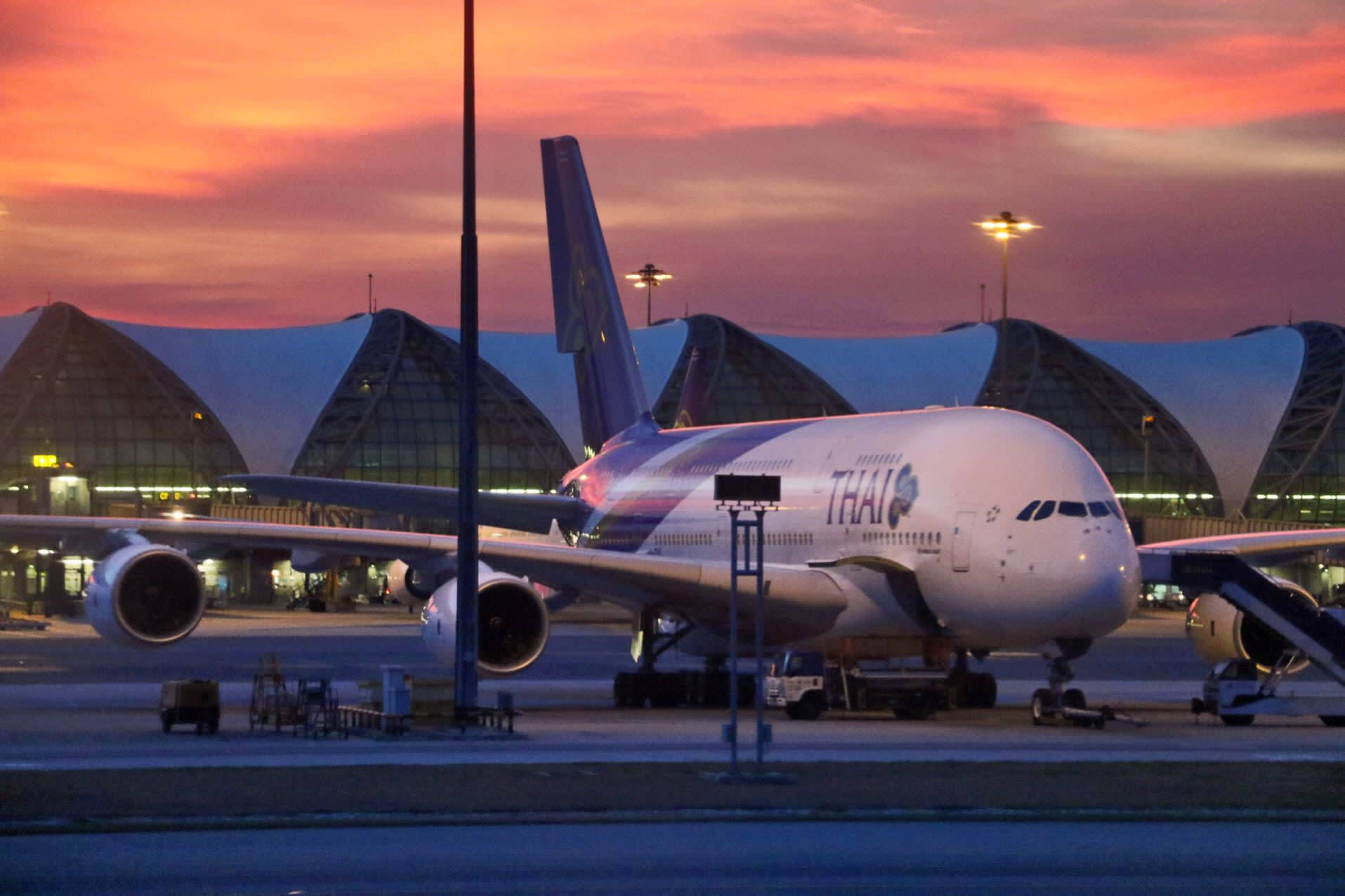 日落時機場的泰國航空A380飛機