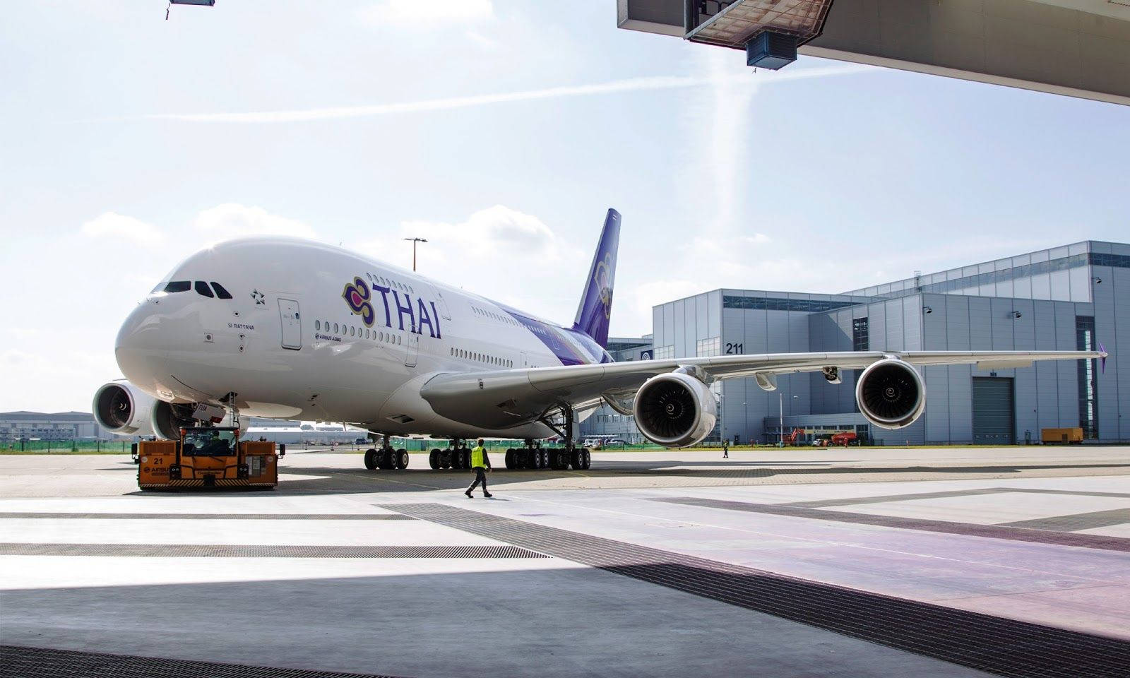 泰國航空空中巴士A380在機場停機坪被地勤人員拖行。
