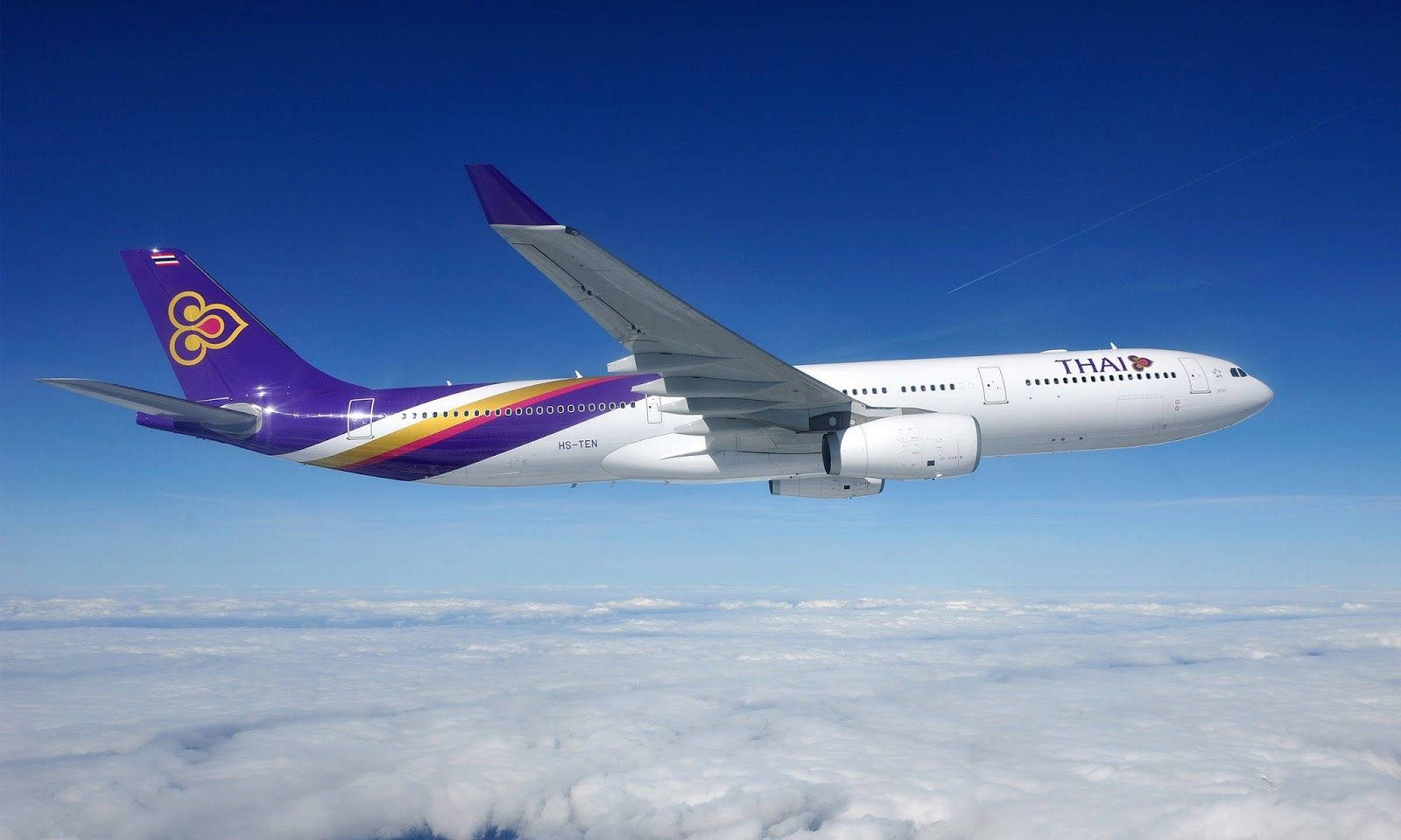 泰國航空飛機在清澈藍天的雲層上方飛行