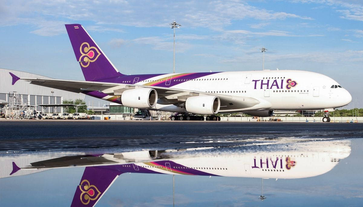 泰國航空空中巴士A380飛機在機場濕滑停機坪上的倒影。