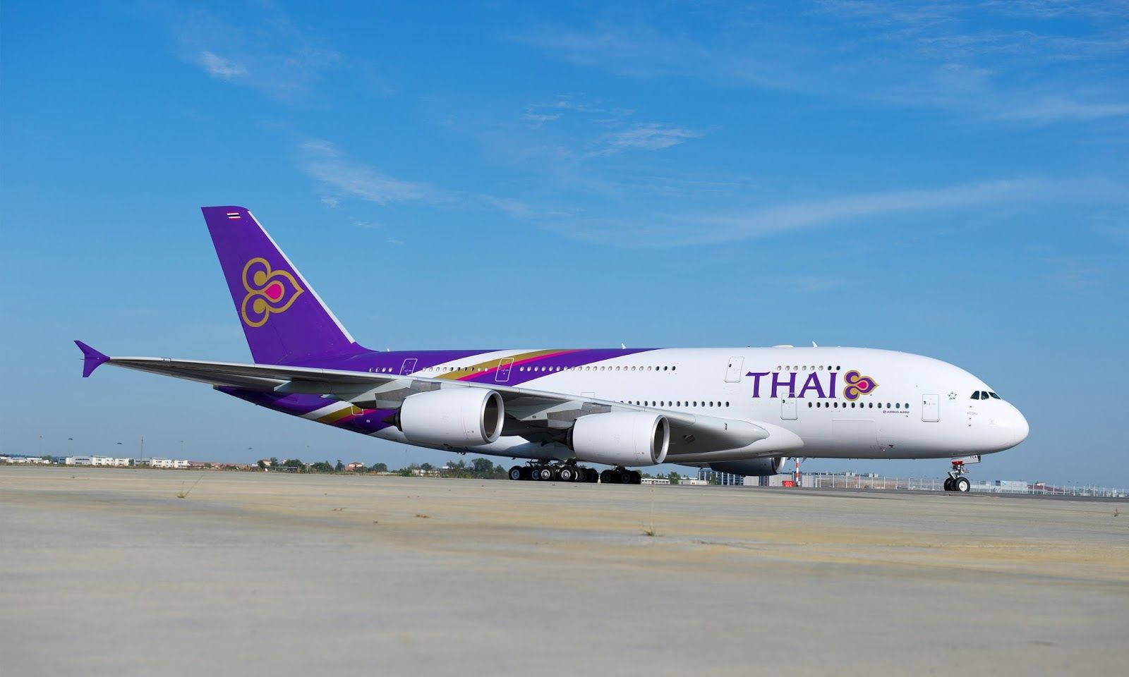 泰國航空空中巴士A380在機場停機坪上，藍天背景