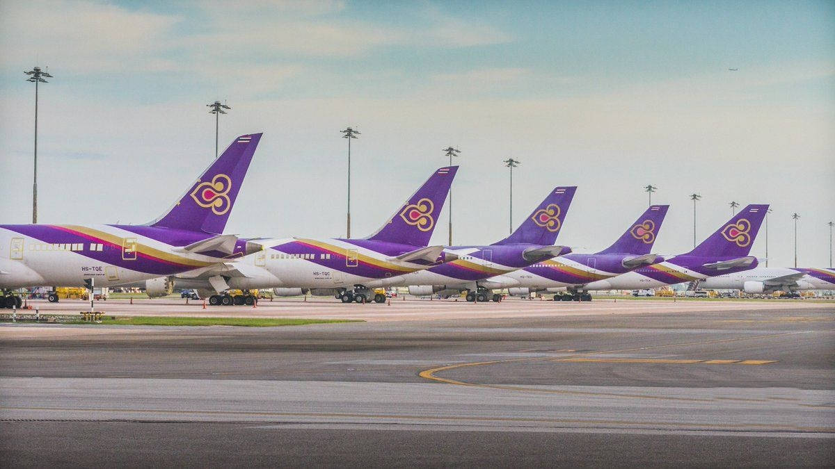 泰國航空飛機排隊停在機場停機坪