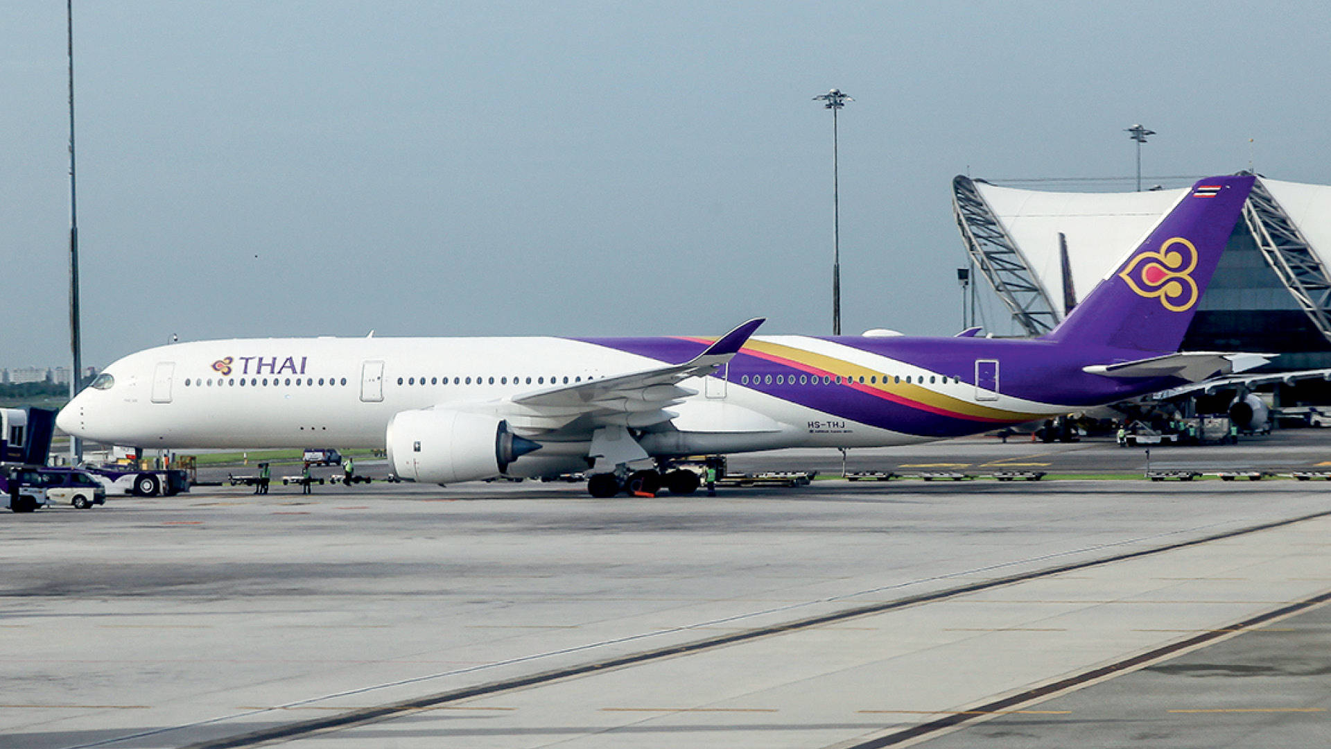 泰國航空飛機停泊在機場停機坪，靠近客運大樓。