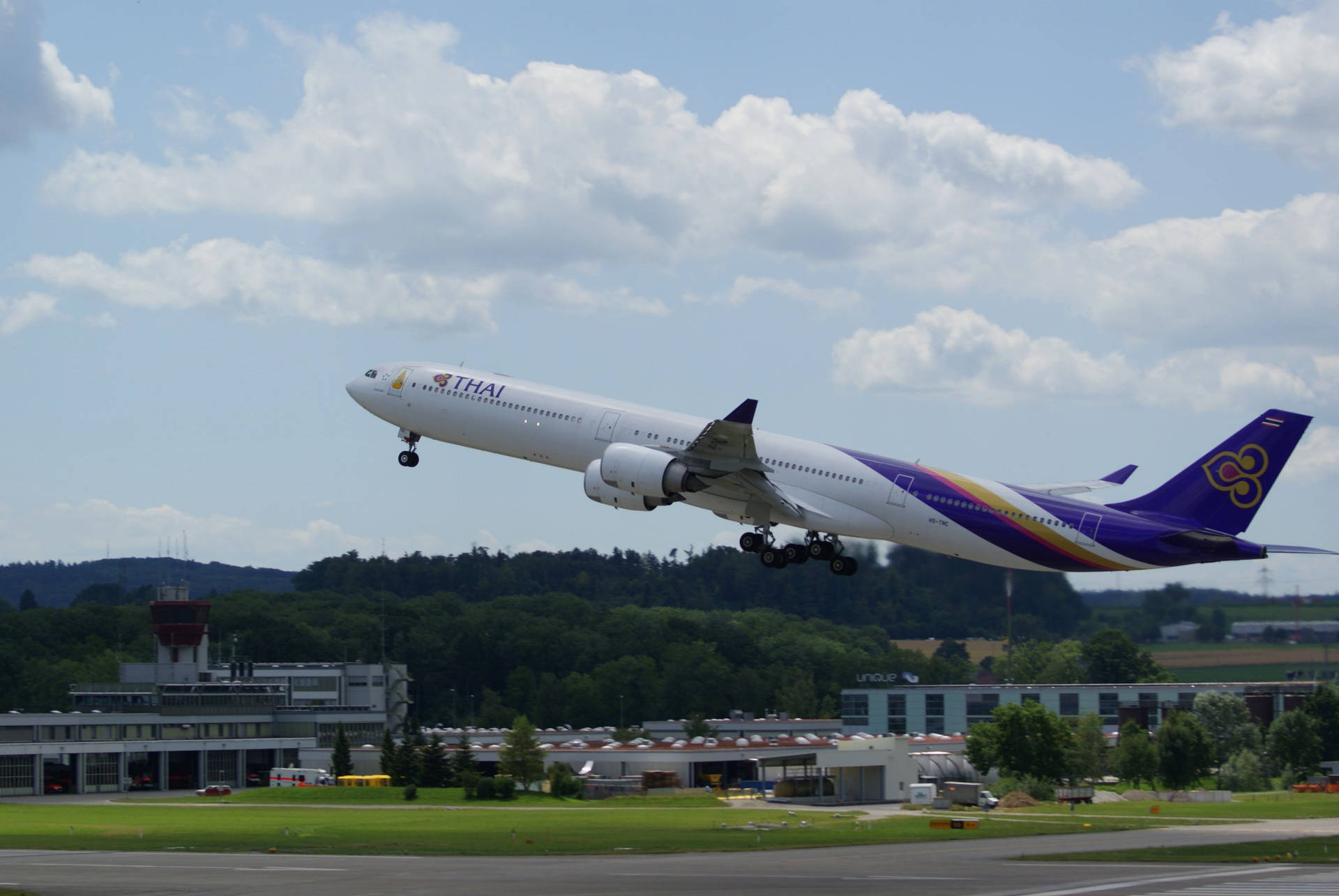 泰國航空飛機喺晴朗嘅日子由機場跑道起飛。