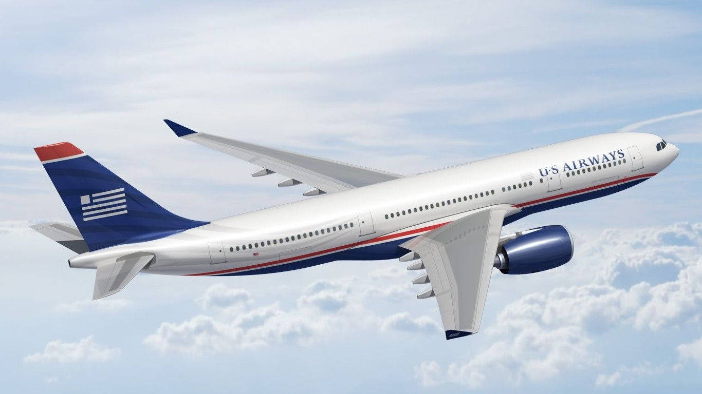 全美航空飛機在清澈藍天的雲層中飛行