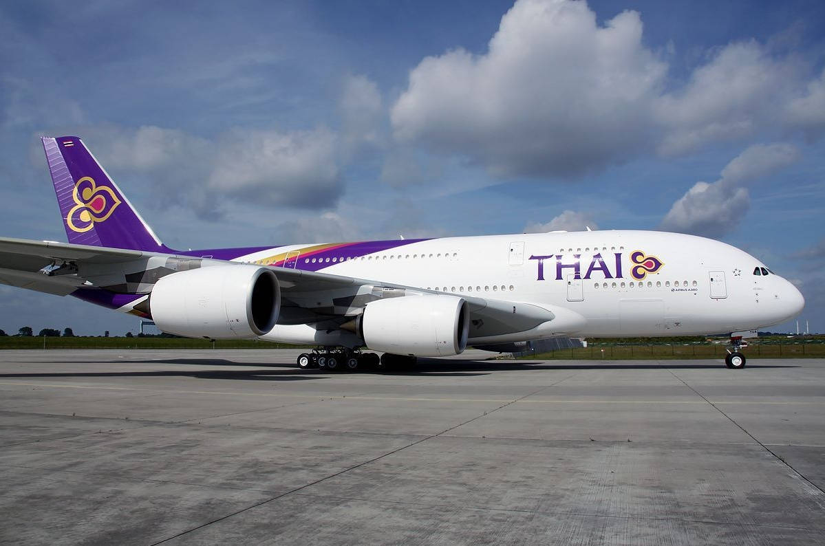泰國航空空中巴士A380在機場停機坪上，藍天白雲