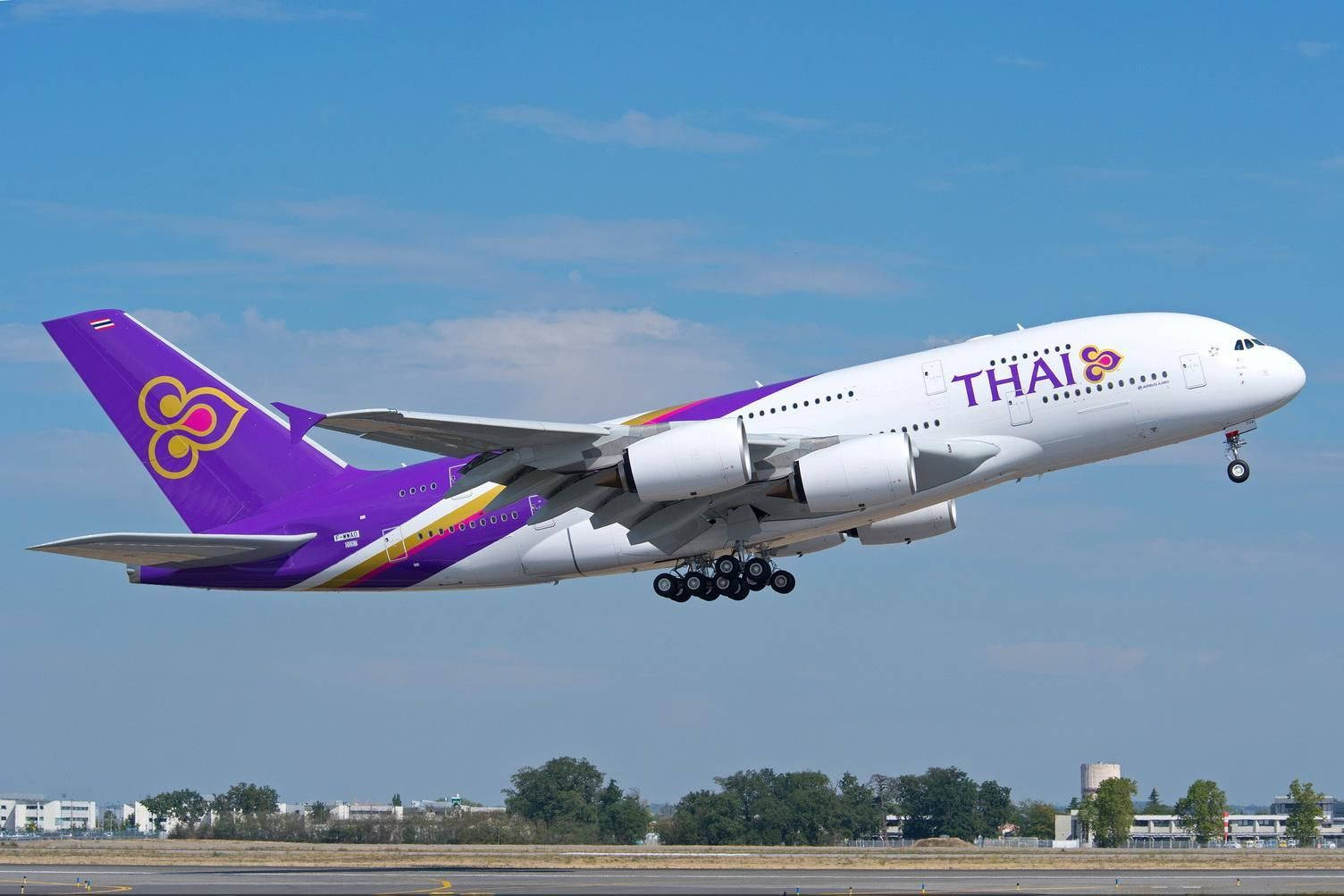 泰國航空空中巴士A380在藍天下從跑道起飛