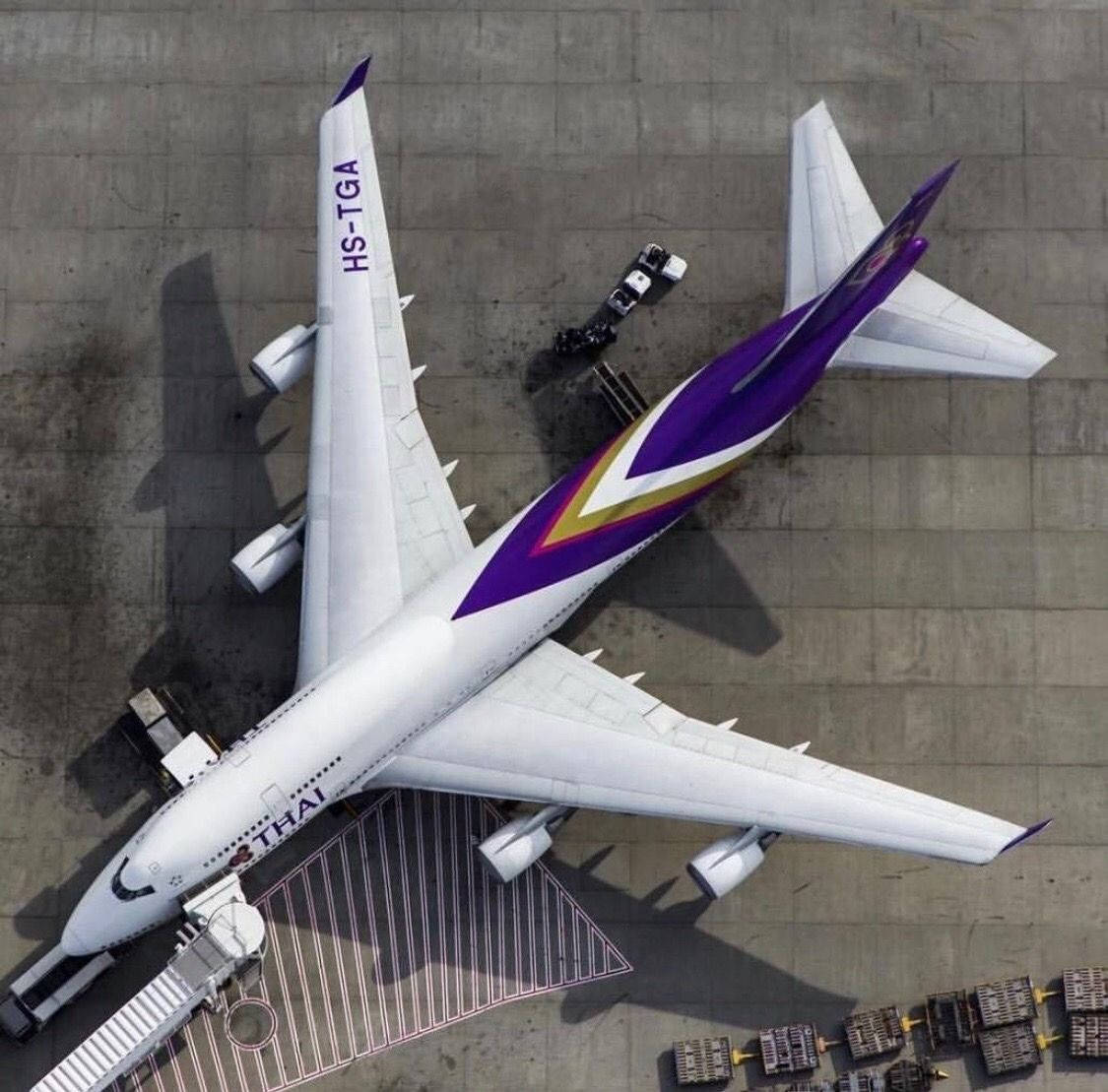 泰國航空A380飛機停泊在機場閘口，附有地勤設備