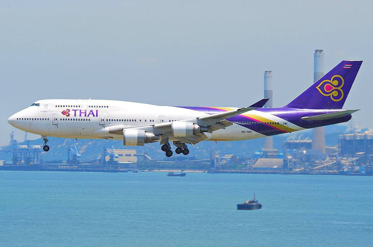 泰國航空珍寶客機在水邊工業區附近降落