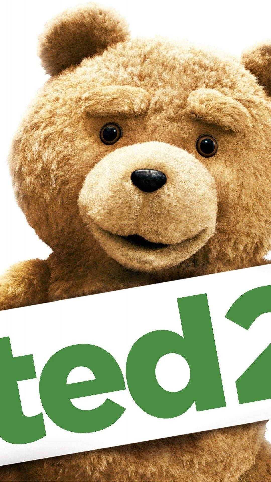 一隻棕色泰迪熊手持綠色 'ted 2' 標誌。