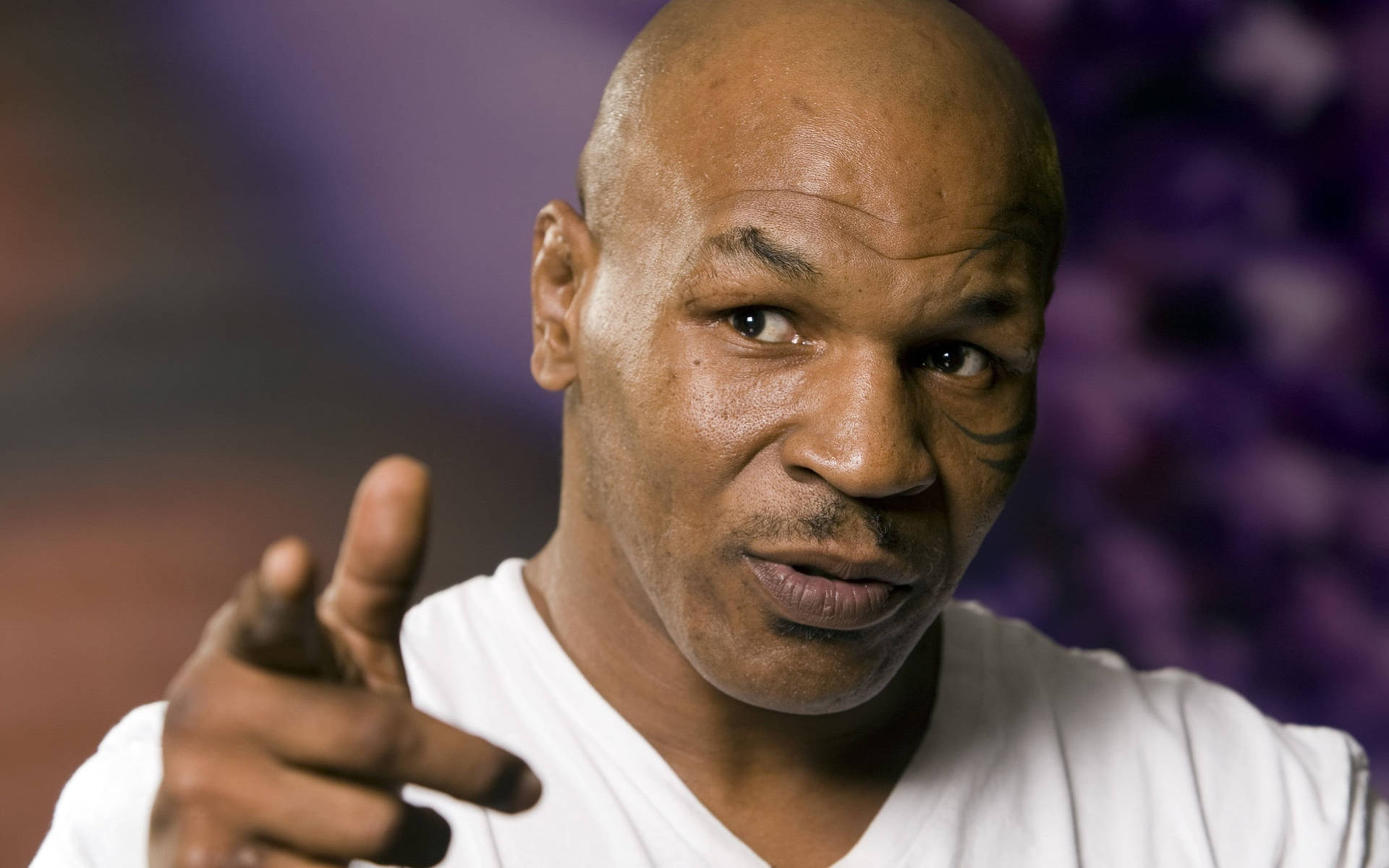 Mike Tyson 以嚴肅表情指向觀眾。