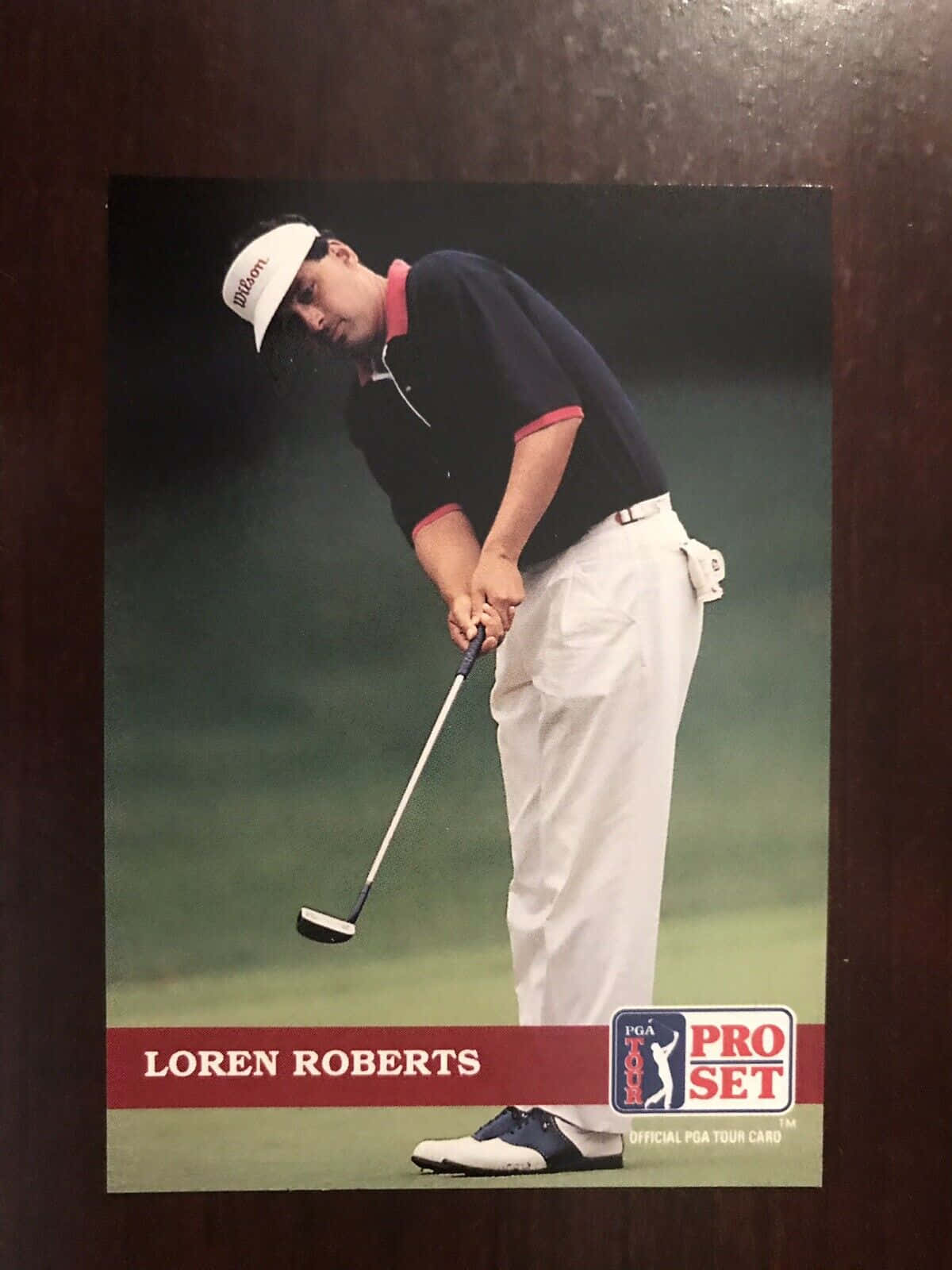 Loren Roberts在PGA Pro Set收藏卡中的綠色果嶺上打高爾夫球。