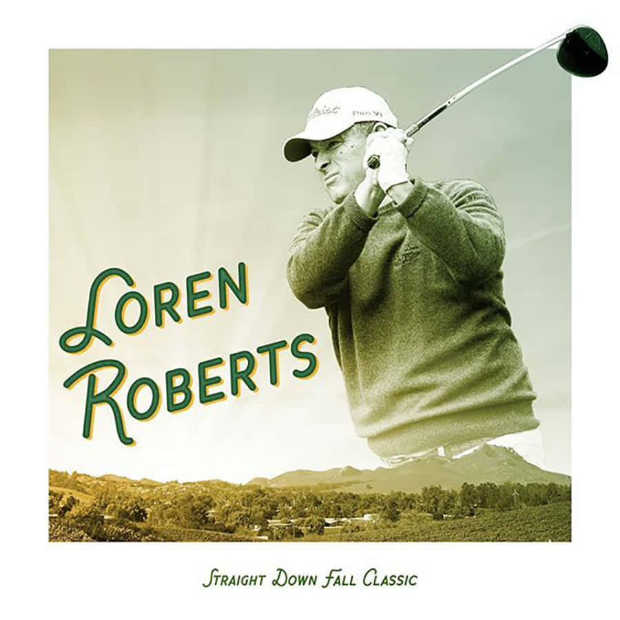 高爾夫球手Loren Roberts在山丘和樹木的高爾夫球場上揮動球桿。