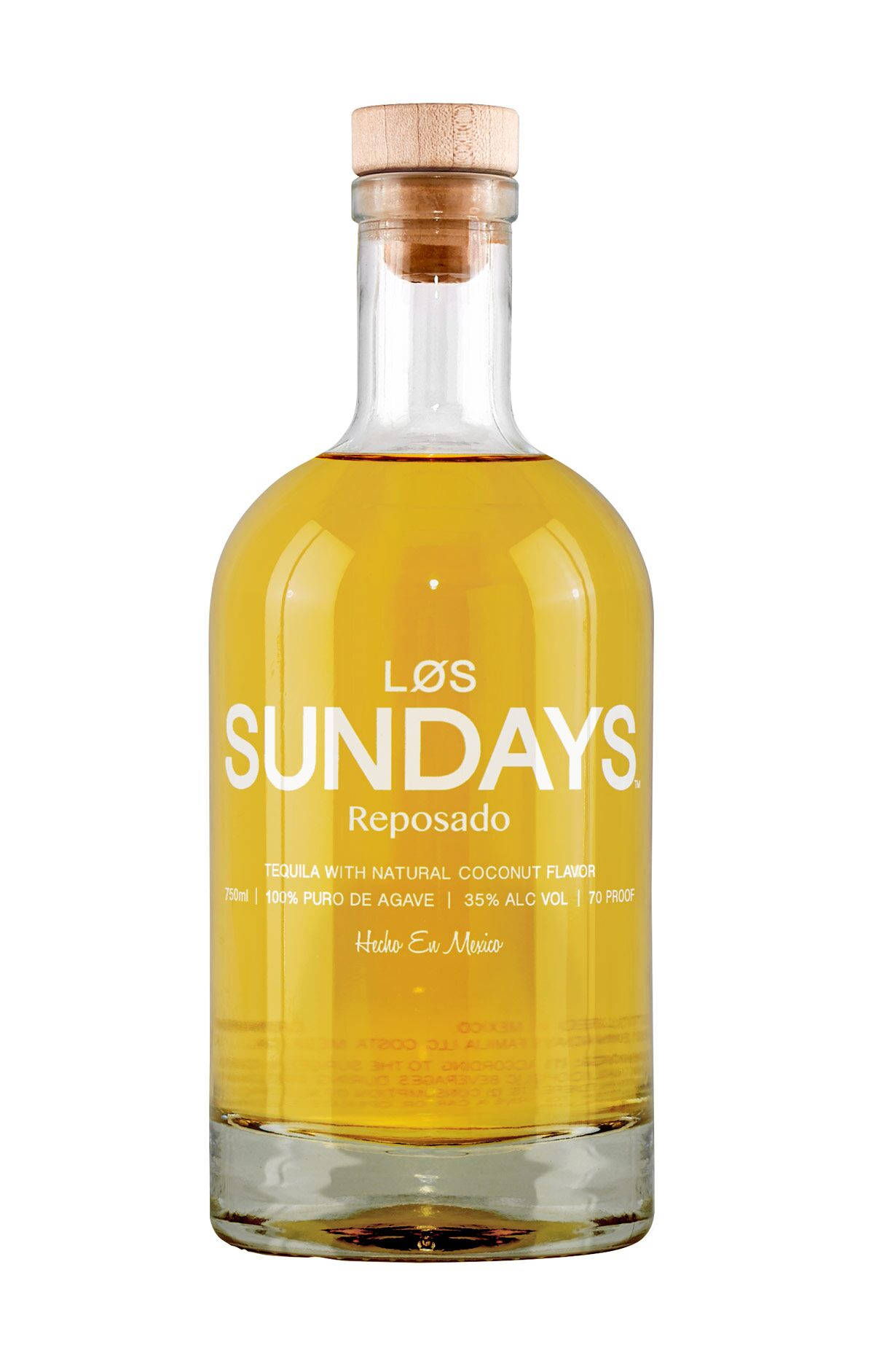 洛斯星期日陳釀椰子款 壁紙 — 一個透明玻璃瓶的Los Sundays Reposado龍舌蘭酒，帶有天然椰子味和木蓋，白色背景。