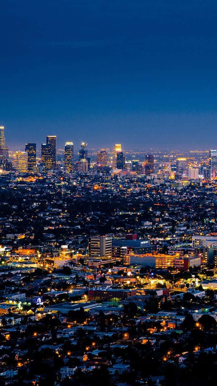 城市夜景，建築物和街道燈火通明。