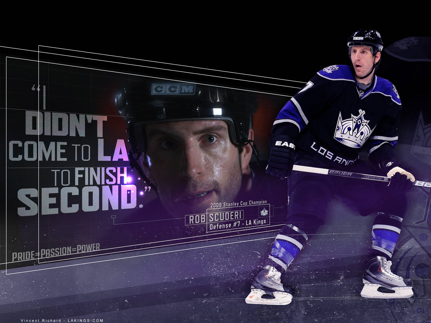 洛杉磯國王隊 Rob Scuder 壁紙 — 身穿洛杉磯國王隊裝備的冰球運動員 Rob Scuderi 在深色背景前專注向前滑行，背景展示了他的名言和冠軍數據。