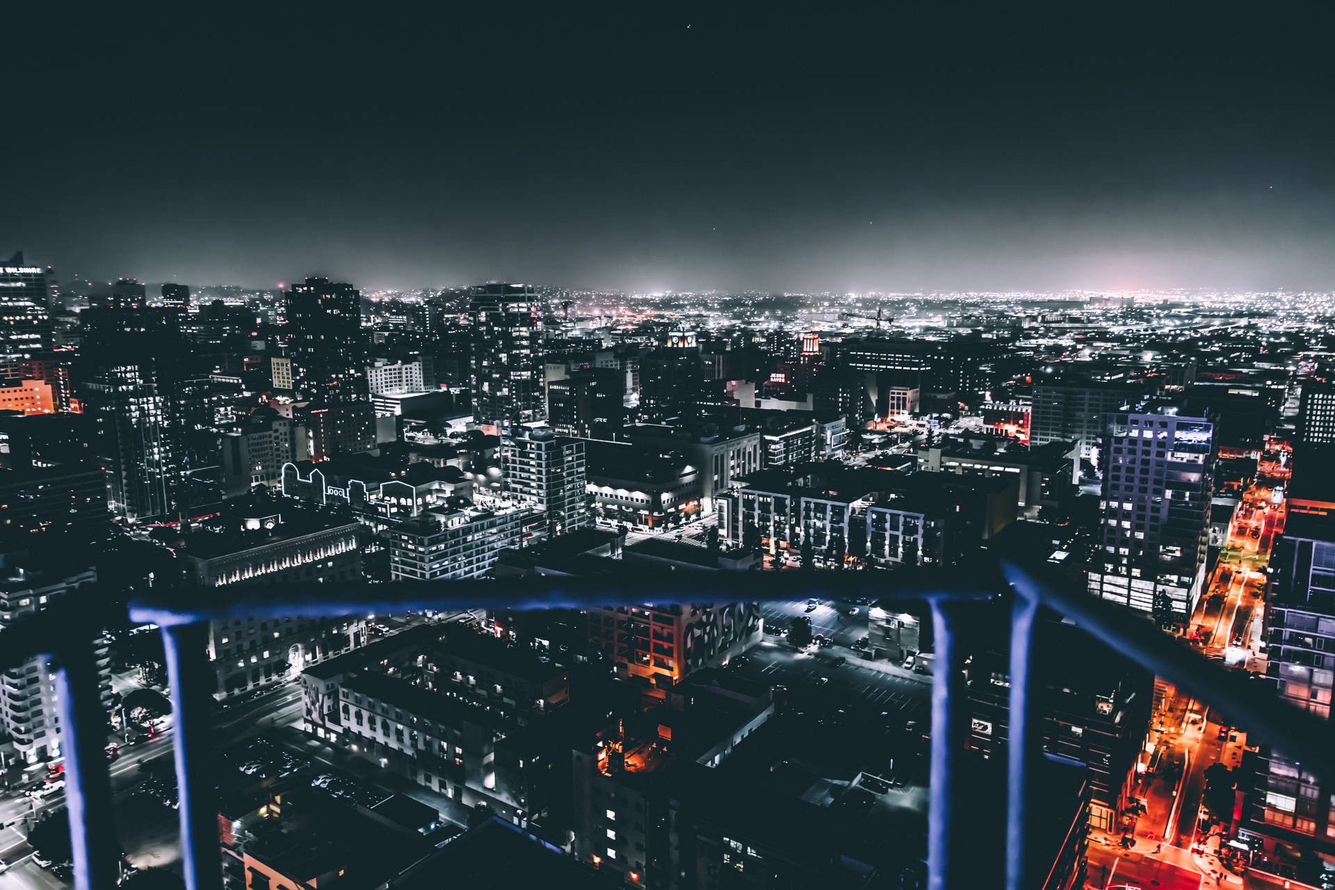 從高處俯瞰，夜晚的城市景觀，建築物和街道燈火通明。