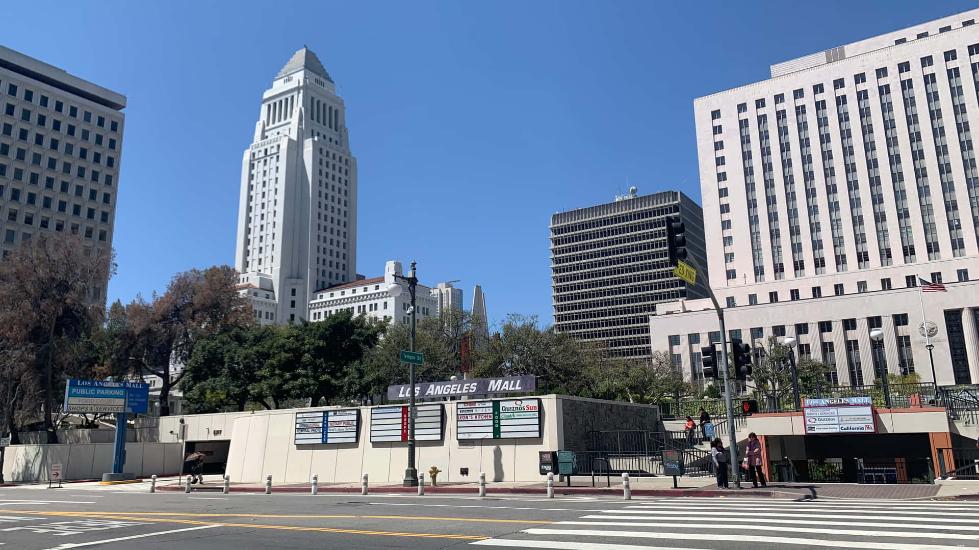 晴朗藍天下，洛杉磯市中心市政廳及周邊建築。 — 洛杉磯 GIF 壁紙