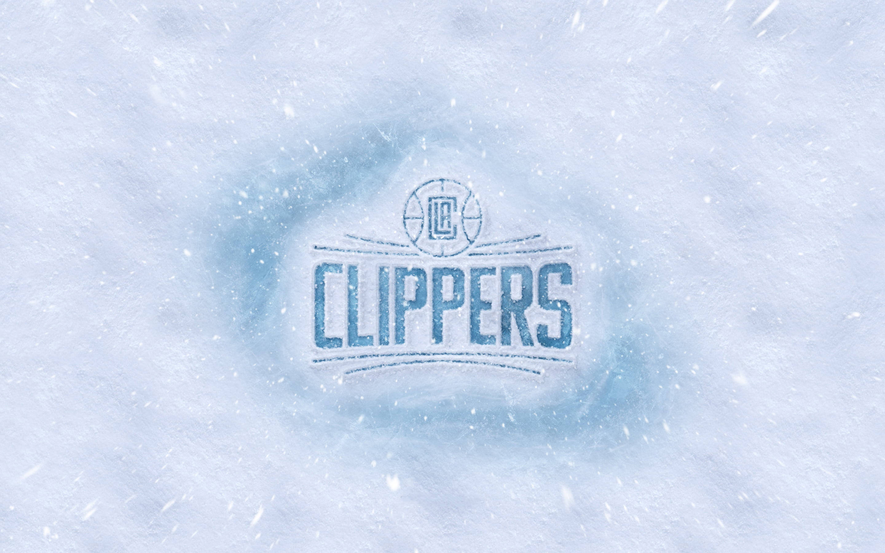 洛杉磯快艇隊冬季標誌 壁紙 — LA Clippers 標誌從旋轉的暴風雪中浮現，帶有冰藍色調和飄落的雪花。