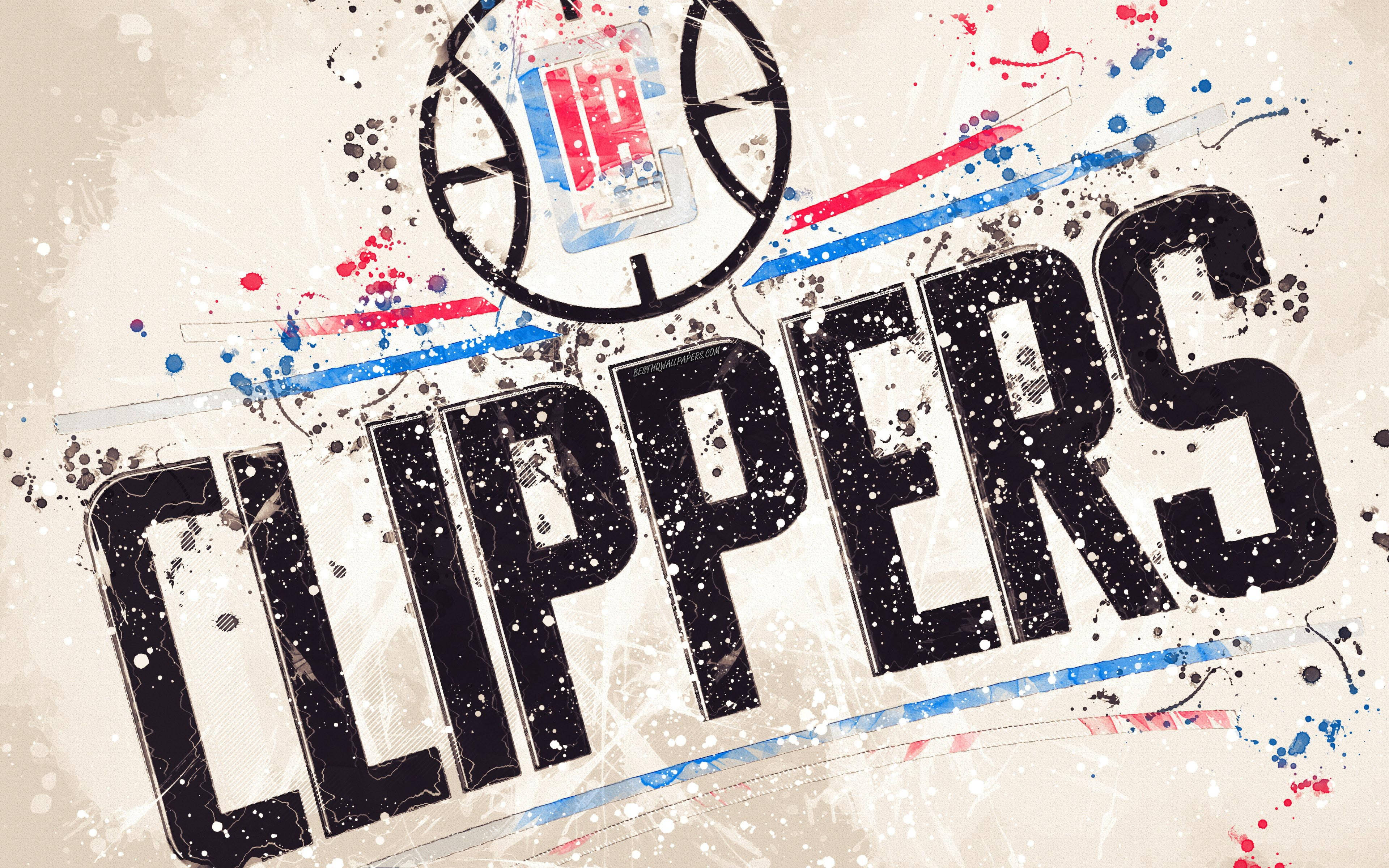 洛杉磯快艇隊塗鴉藝術 壁紙 — 喺有紋理嘅米色背景上，粗體 'CLIPPERS' 文字濺上紅色、藍色同黑色油漆，覆蓋喺籃球標誌上面。