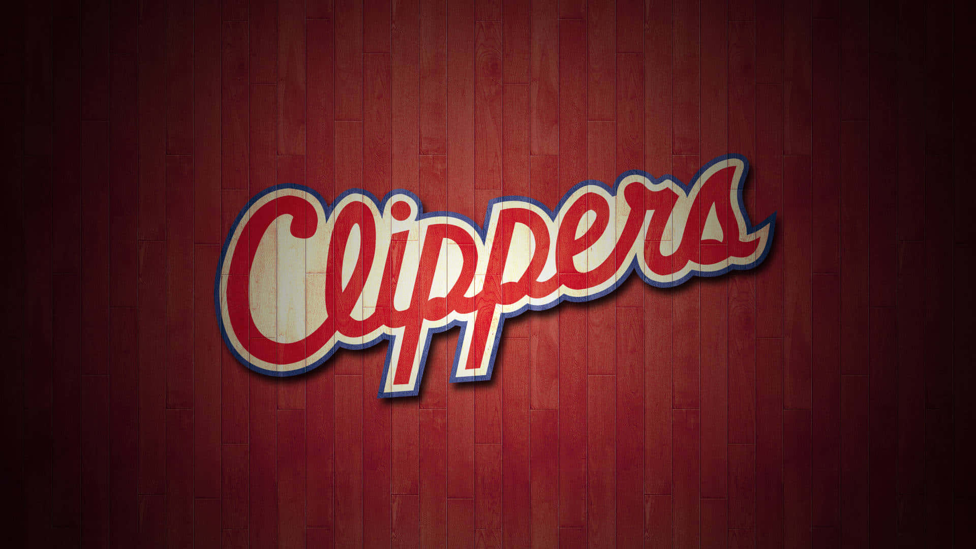 洛杉磯快艇隊紅色木質地板上的字體標誌 壁紙 — Clippers 標誌以粗體紅、白、藍色字體呈現，安裝在豐富的木製籃球場牆上。