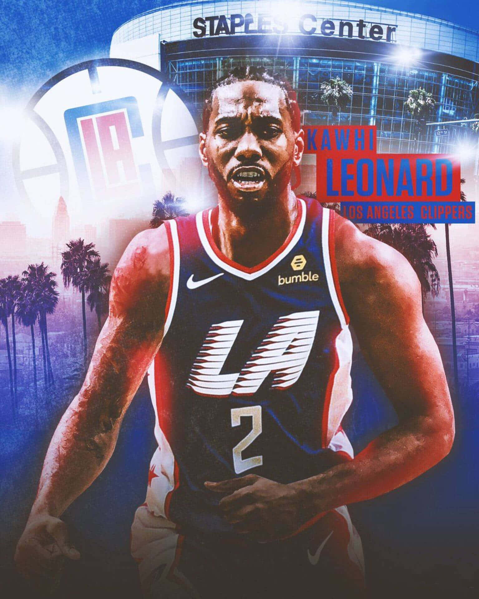 洛杉磯快艇隊職業球員卡瓦伊·萊昂納德數位藝術 壁紙 — Kawhi Leonard 身穿LA快艇隊球衣，在斯台普斯中心前，棕櫚樹和城市景觀在戲劇性的藍色和紅色燈光下閃耀，他神情專注地站立。