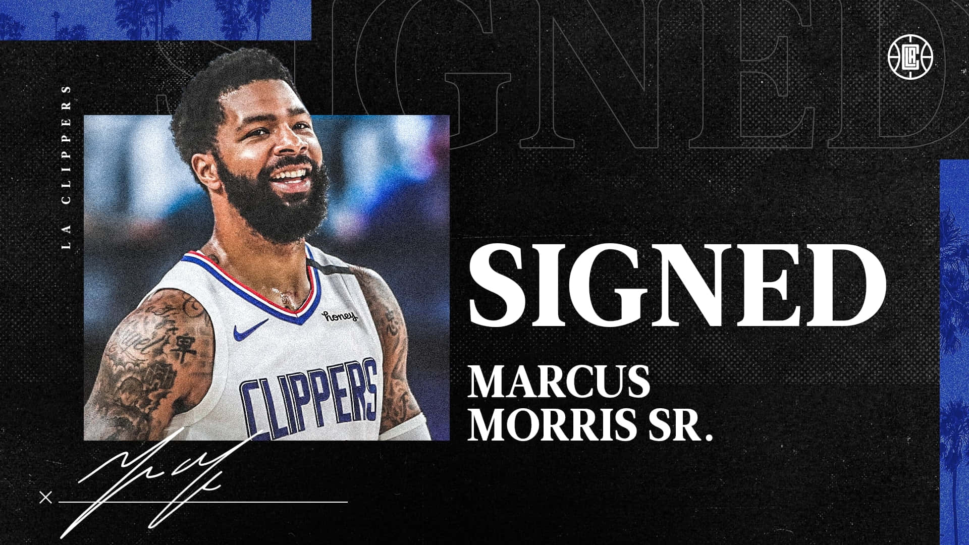 洛杉磯快艇隊職業球員馬庫斯·莫里斯長老插畫 壁紙 — Marcus Morris Sr. 身穿LA快艇隊球衣，在醒目的黑色背景上微笑，帶有「SIGNED」文字和球隊標誌。