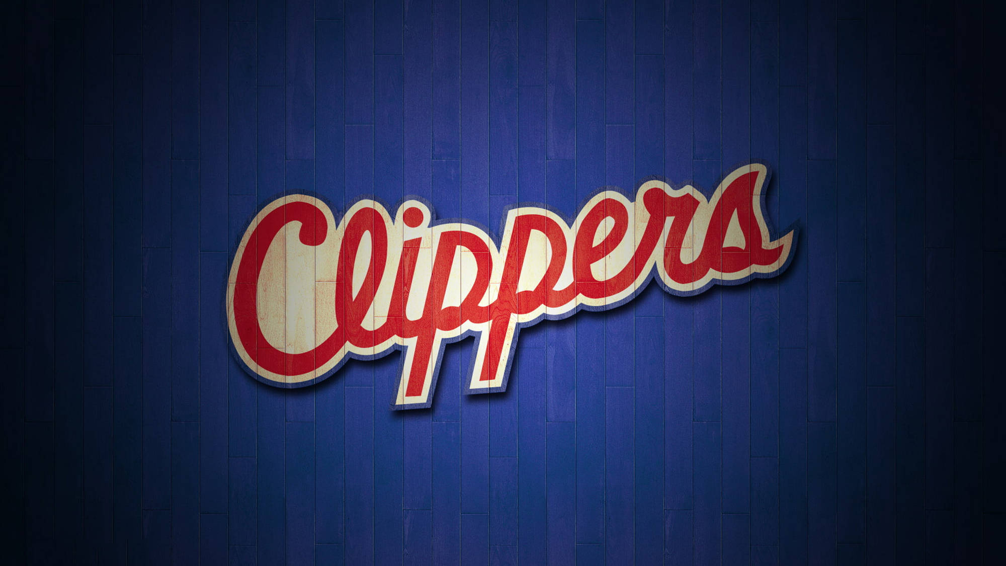 洛杉磯快艇隊藍色木紋設計 壁紙 — Clippers 標誌以粗體紅白字體在帶有紋理的藍色木牆背景上脫穎而出。