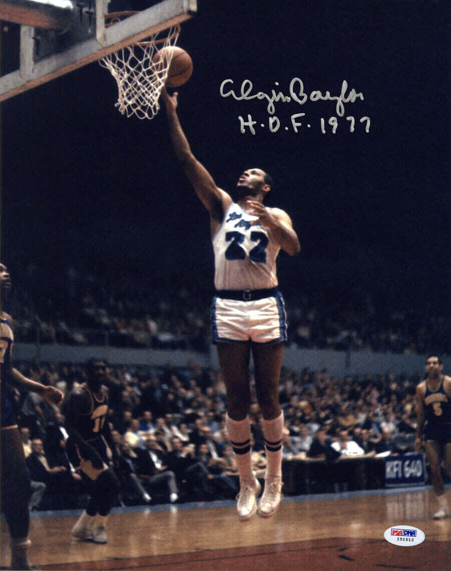 洛杉磯投籃場艾爾金·貝勒 壁紙 — 阿爾文·羅伯遜在1977年NBA比賽中灌籃，背景為人群的動態動作照片。