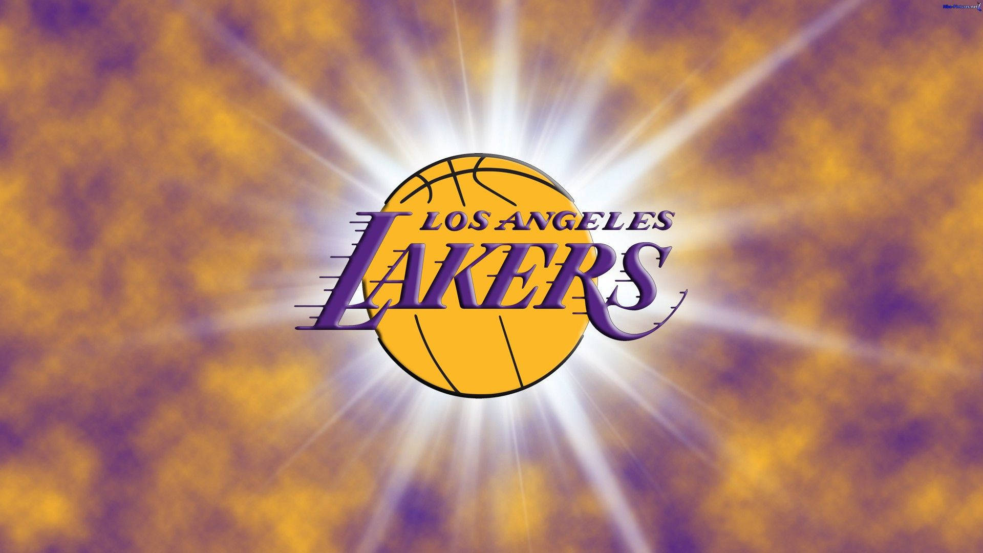 NBA 桌布 壁紙 — 洛杉磯湖人隊標誌在旋轉的紫色和金色背景上散發出明亮的光芒。