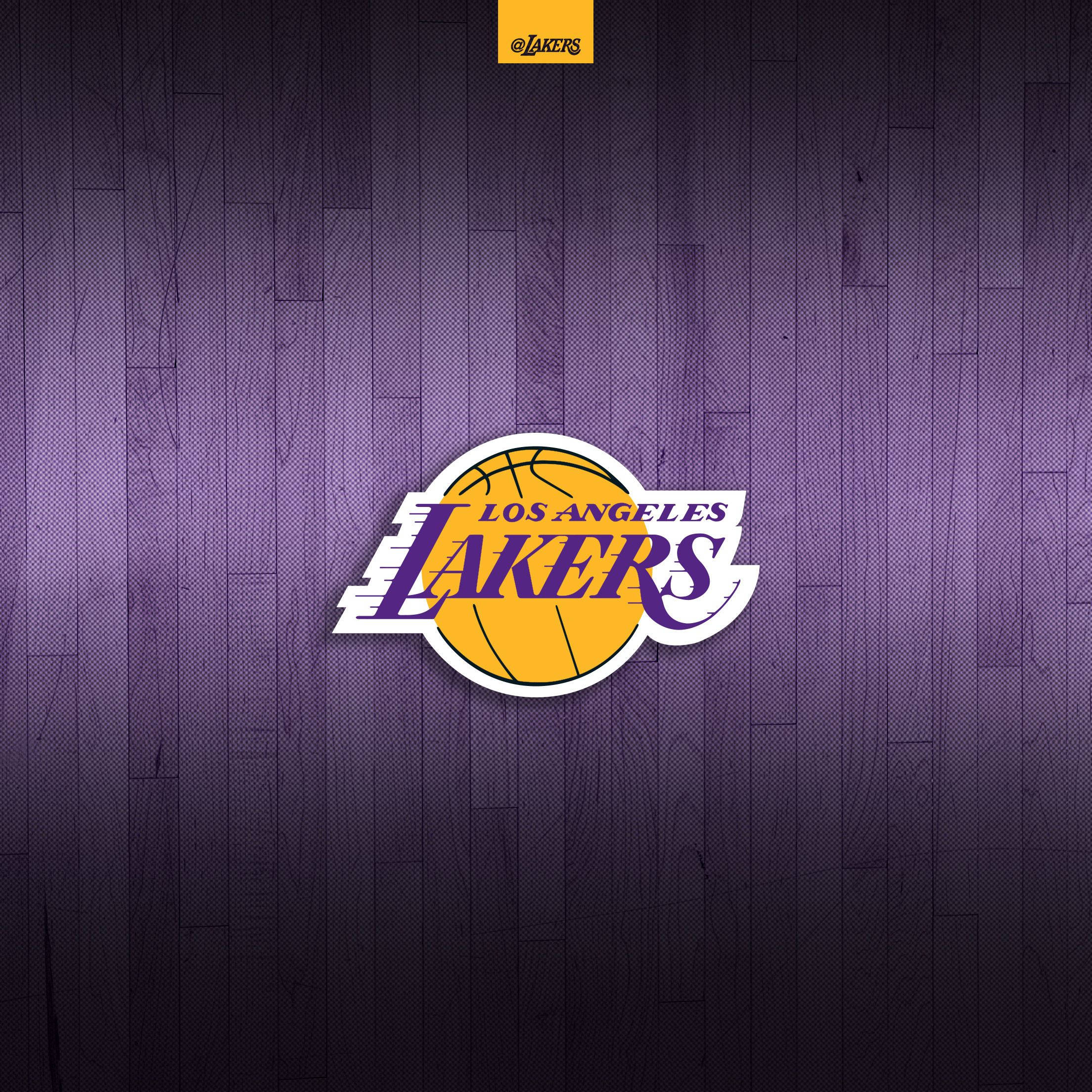 NBA 桌布 壁紙 — 洛杉磯湖人隊標誌居中於帶有紋理的紫色籃球場地板，並配有漸變燈光。