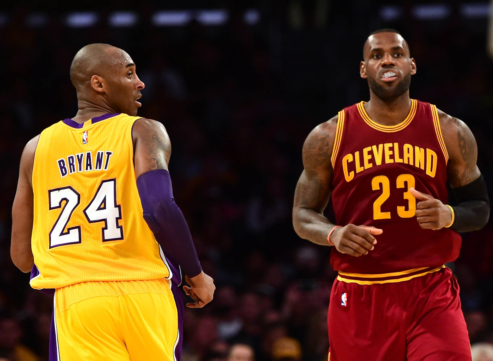 高比拜仁和勒邦占士身穿NBA比賽球衣互相對峙。